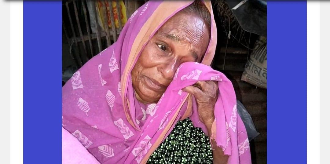 দু’মুঠো খাবারের আশায় পথে পথে ঘোরেন চুয়াডাঙ্গার বৃদ্ধা মনোরা